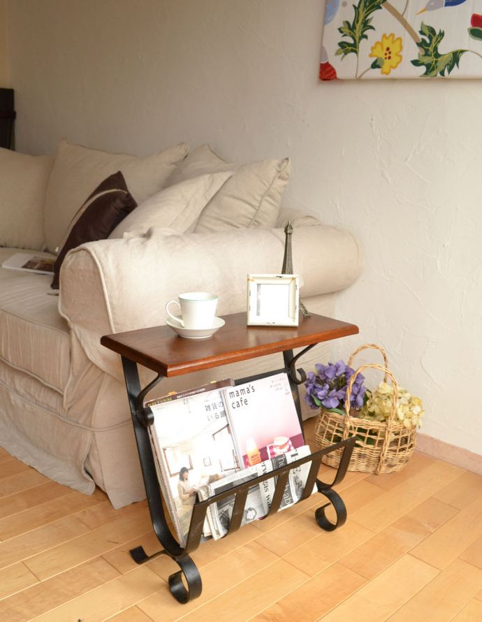 マガジンラック　アンティーク家具　アンティークの小さな家具、アイアン×木製天板のコラボがお洒落なマガジンラック。ベッドやソファの横など、どこにでもちょこんと置けるコンパクトサイズで便利です。(j-1725-f)