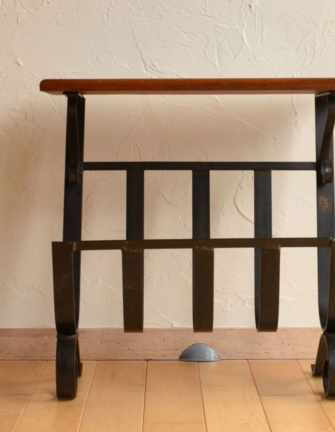 マガジンラック　アンティーク家具　アンティークの小さな家具、アイアン×木製天板のコラボがお洒落なマガジンラック。置いておくだけでも絵になるオシャレなデザインです。(j-1725-f)