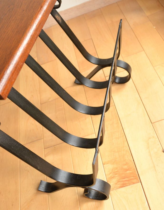 マガジンラック　アンティーク家具　アンティークの小さな家具、アイアン×木製天板のコラボがお洒落なマガジンラック。アンティークは新品ではないので、経年変化によるキズはありますが、 専門の職人によって目立たないようにキレイにお直しをしています。(j-1725-f)