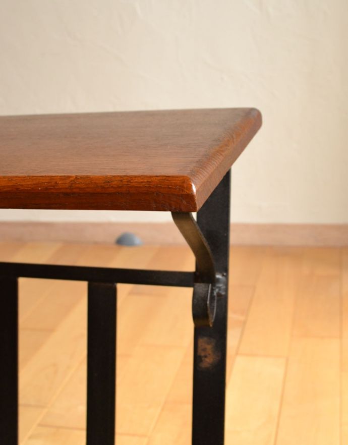 マガジンラック　アンティーク家具　アンティークの小さな家具、アイアン×木製天板のコラボがお洒落なマガジンラック。角が丸いので小さなお子様にも安心です。(j-1725-f)