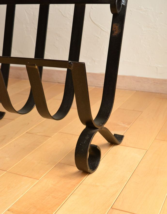 マガジンラック　アンティーク家具　アンティークの小さな家具、アイアン×木製天板のコラボがお洒落なマガジンラック。しっかりテーブルを支えます。(j-1725-f)