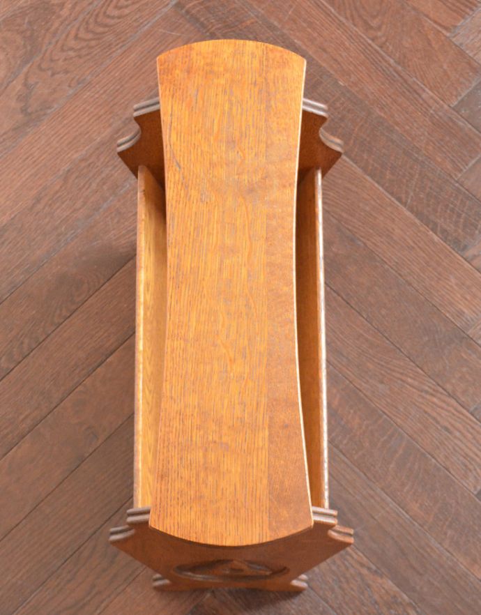 マガジンラック　アンティーク家具　横の彫りもアクセント、天板付きの便利な木製マガジンラック。天板があります。(j-1726-f)