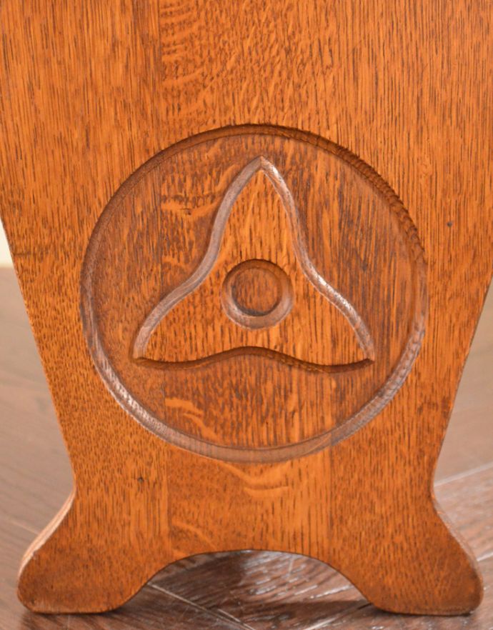 マガジンラック　アンティーク家具　横の彫りもアクセント、天板付きの便利な木製マガジンラック。ちょっとしたアクセントの工夫が女子心をくすぐります。(j-1726-f)