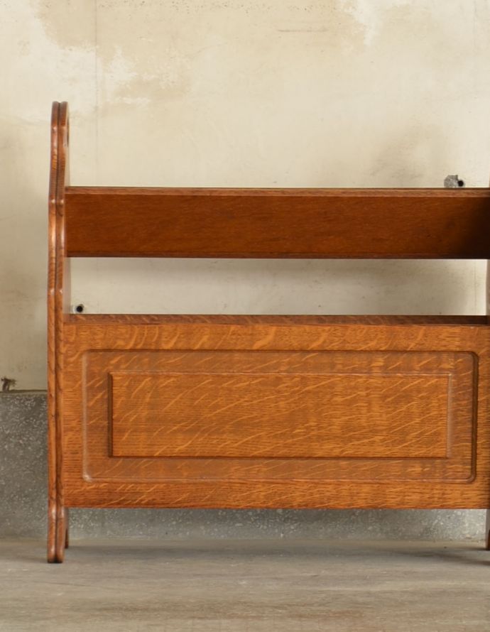 フレンチエレガントスタイル　アンティーク家具　リビングで使えるアンティークの収納グッズ、上にも収納付きの便利なオーク材のマガジンラック。ベッドやソファの横など、どこにでもちょこんと置けるコンパクトサイズで便利です。(j-1727-f)