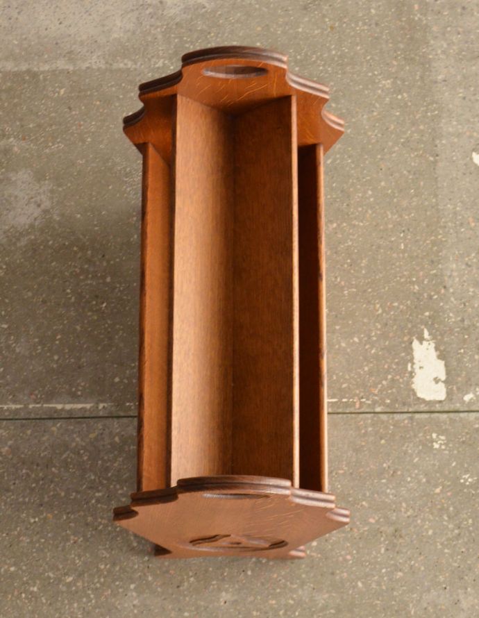 フレンチエレガントスタイル　アンティーク家具　リビングで使えるアンティークの収納グッズ、上にも収納付きの便利なオーク材のマガジンラック。アンティークは新品ではないので、経年変化によるキズはありますが、 専門の職人によって目立たないようにキレイにお直しをしています。(j-1727-f)