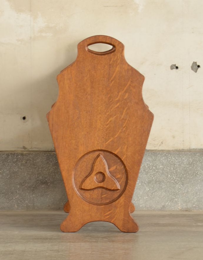 フレンチエレガントスタイル　アンティーク家具　リビングで使えるアンティークの収納グッズ、上にも収納付きの便利なオーク材のマガジンラック。横からみても可愛いポイントが入っていて、お洒落なデザインです。(j-1727-f)