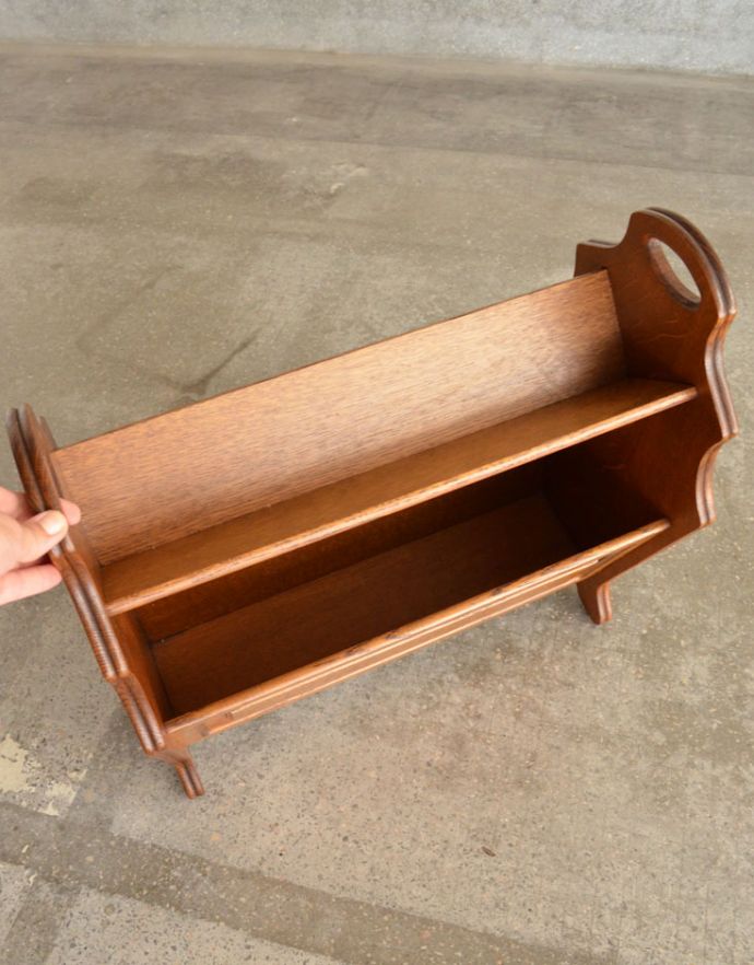 フレンチエレガントスタイル　アンティーク家具　リビングで使えるアンティークの収納グッズ、上にも収納付きの便利なオーク材のマガジンラック。中までしっかりとお手入れしています。(j-1727-f)