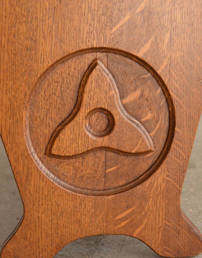 フレンチエレガントスタイル　アンティーク家具　リビングで使えるアンティークの収納グッズ、上にも収納付きの便利なオーク材のマガジンラック。ちょっとしたアクセントの工夫が女子心をくすぐります。(j-1727-f)