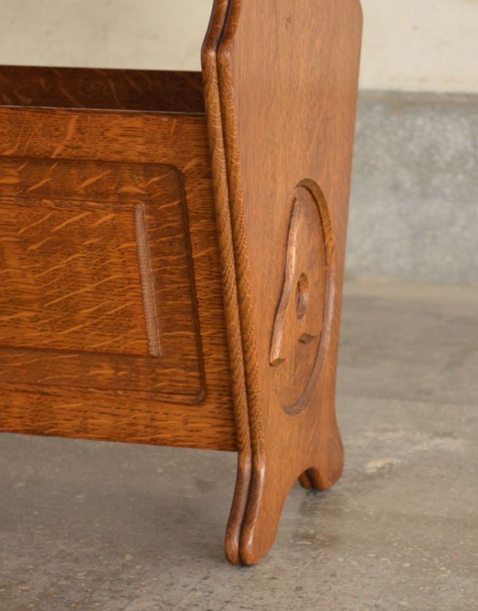 フレンチエレガントスタイル　アンティーク家具　リビングで使えるアンティークの収納グッズ、上にも収納付きの便利なオーク材のマガジンラック。メンテナンスしているので安心してお使いいただけます。(j-1727-f)