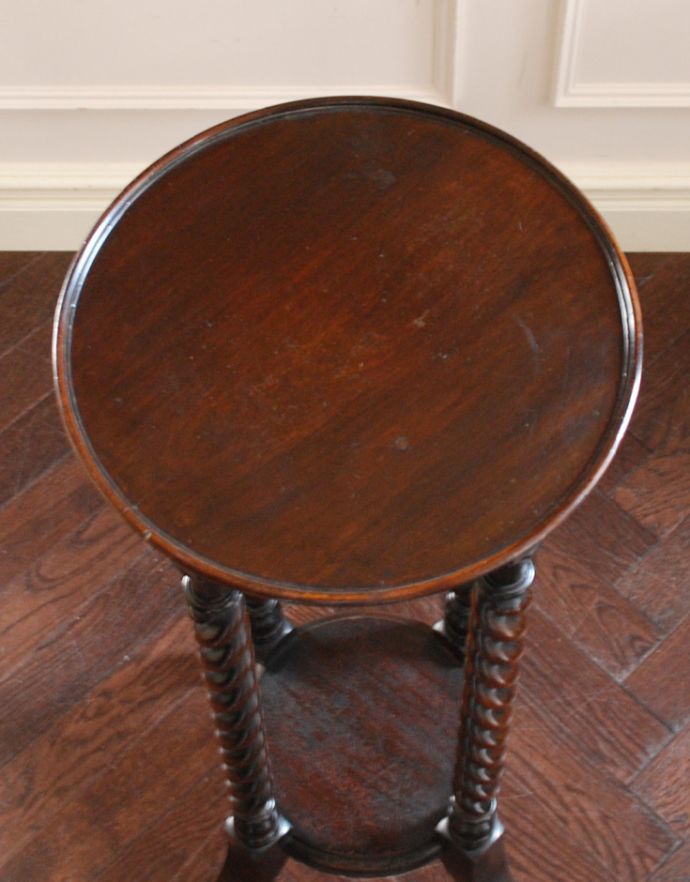 ロイドテーブル　アンティーク家具　英国のアンティーク家具、ツイストの脚が美しいオケージョナルテーブル（花台）。天板もキレイに仕上げました。(j-1728-f)