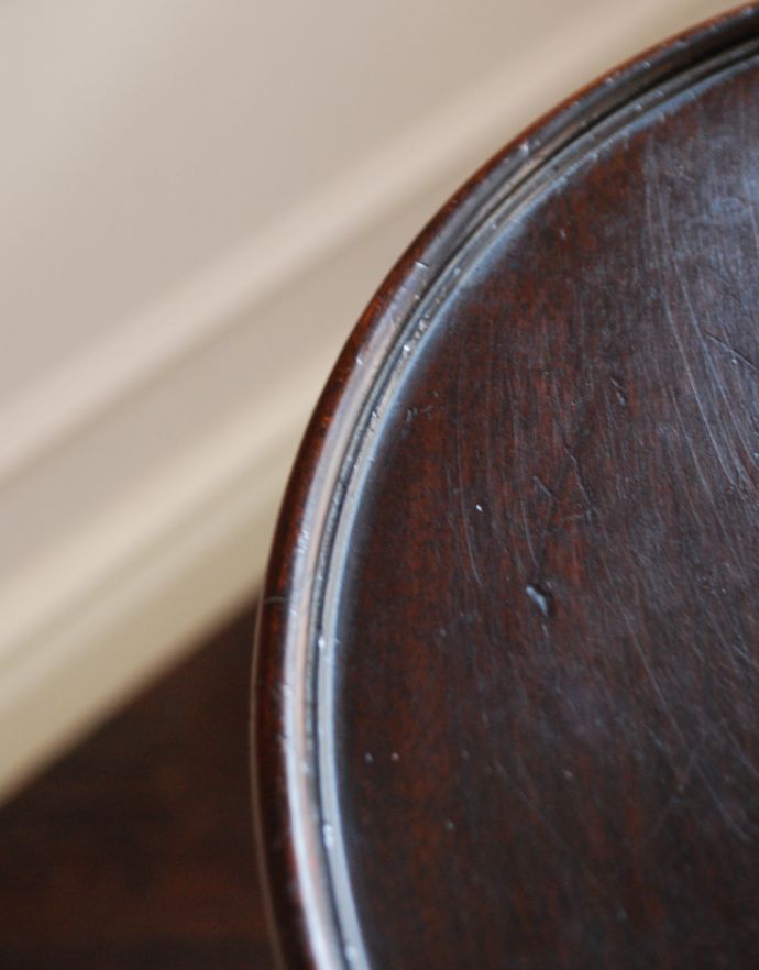 ロイドテーブル　アンティーク家具　英国のアンティーク家具、ツイストの脚が美しいオケージョナルテーブル（花台）。角が丸いので小さなお子様にも安全です。(j-1728-f)