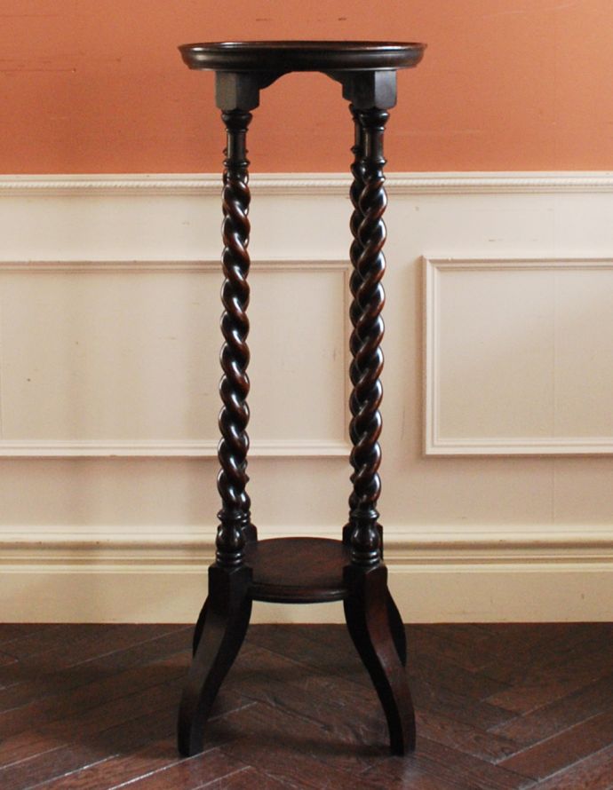 ロイドテーブル　アンティーク家具　英国のアンティーク家具、ツイストの脚が美しいオケージョナルテーブル（花台）。水が流れていく様子を思わせる細くて美しいツイストの脚。(j-1728-f)