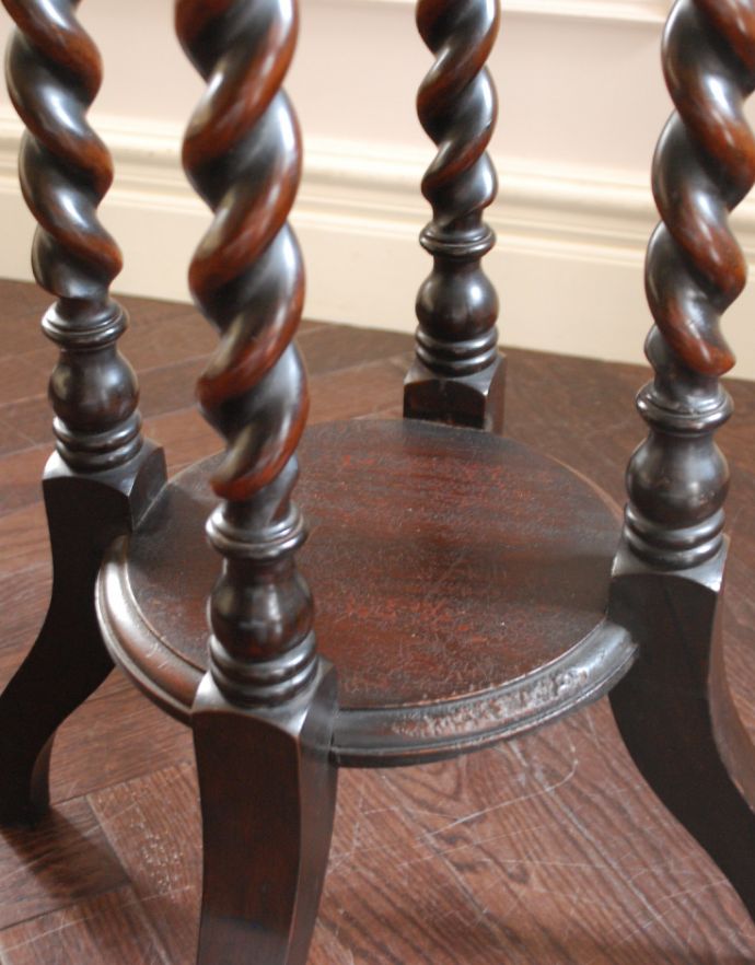 ロイドテーブル　アンティーク家具　英国のアンティーク家具、ツイストの脚が美しいオケージョナルテーブル（花台）。下に棚があるので、ここにもお花やオブジェを飾ることができますよ。(j-1728-f)