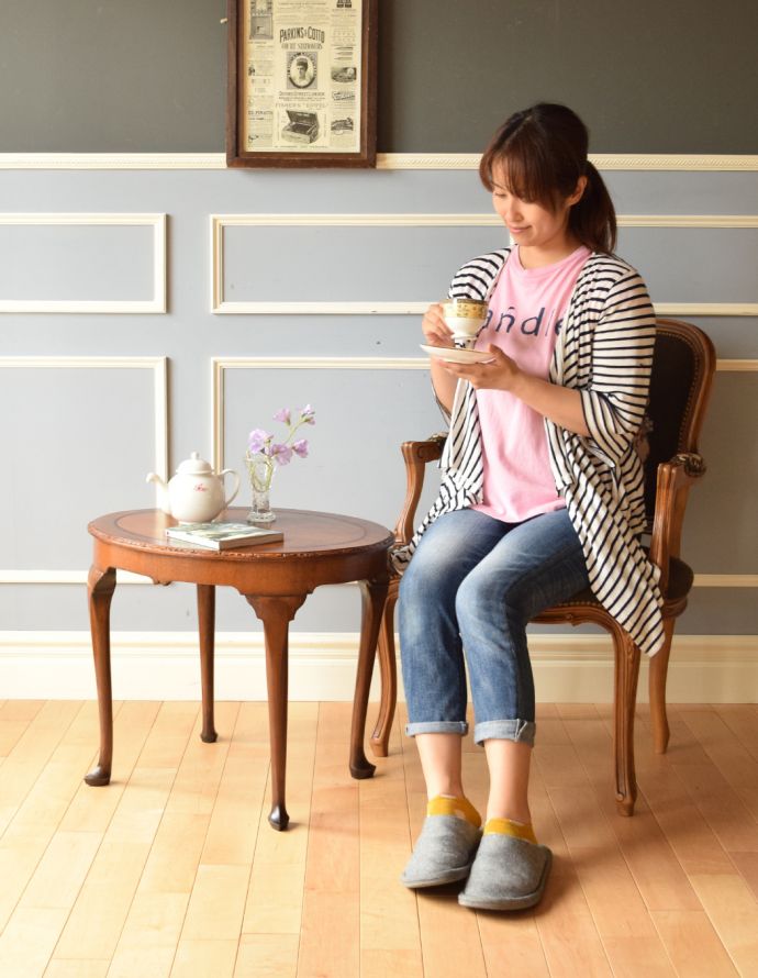 ロイドテーブル　アンティーク家具　美しいアンティークの英国家具、オケージョナルテーブル。ソファの横に置けば、サイドテーブルとして便利にお使いいただけます。(j-1729-f)