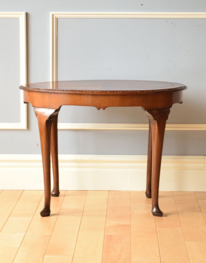 ロイドテーブル　アンティーク家具　美しいアンティークの英国家具、オケージョナルテーブル。アンティークは新品ではないので、経年変化によるキズはありますが、専門の職人によって目立たないようにキレイにお直しをしています。(j-1729-f)