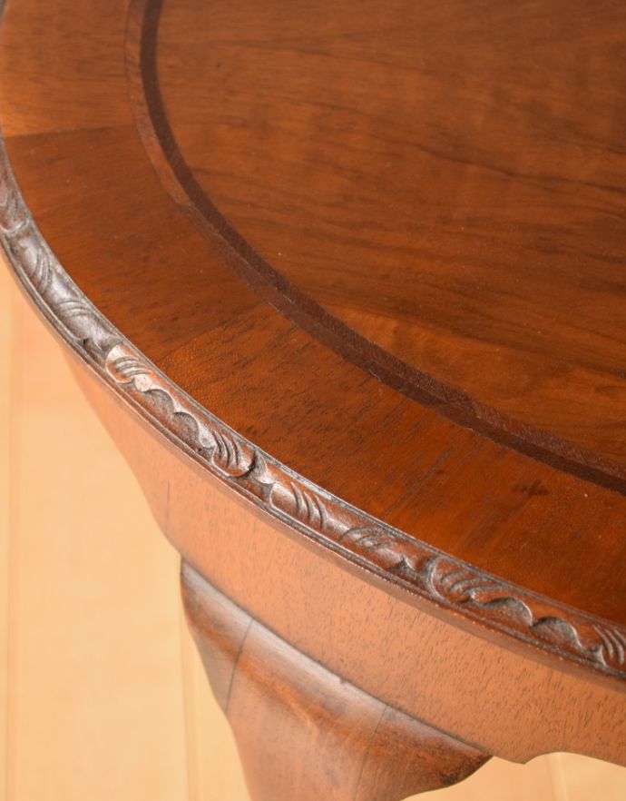 ロイドテーブル　アンティーク家具　美しいアンティークの英国家具、オケージョナルテーブル。さりげなく施された彫。(j-1729-f)