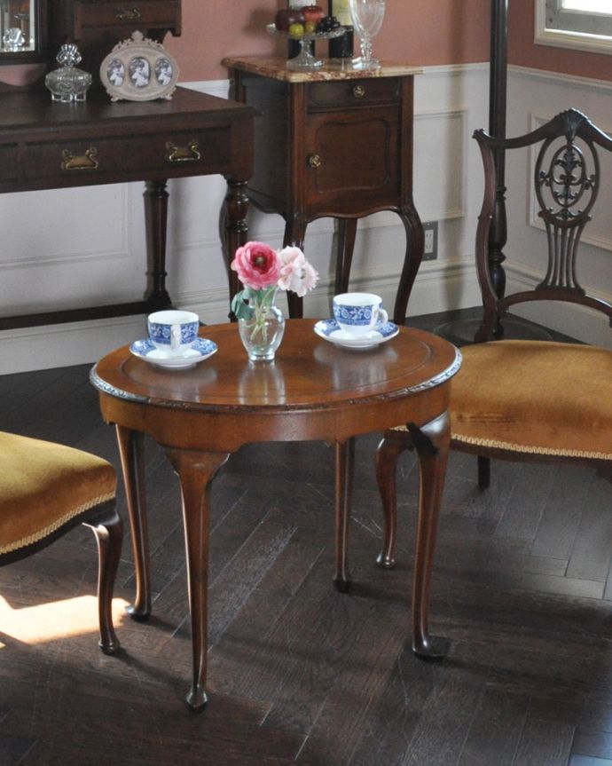 ロイドテーブル　アンティーク家具　美しいアンティークの英国家具、オケージョナルテーブル。お茶をしたり、物書きをしたり、パソコンを置いて仕事をしたりも出来るしっかりしたキレイな天板です。(j-1729-f)