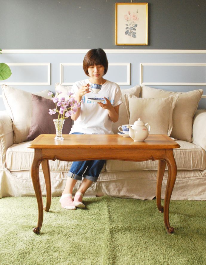 ロイドテーブル　アンティーク家具　エレガントなフランスのアンティーク家具、市松模様の天板がお洒落なコーヒーテーブル。サイドテーブルにも最適！使いたいときに使いたいところに持ってこられる気軽さが魅力です。(j-1731-f)