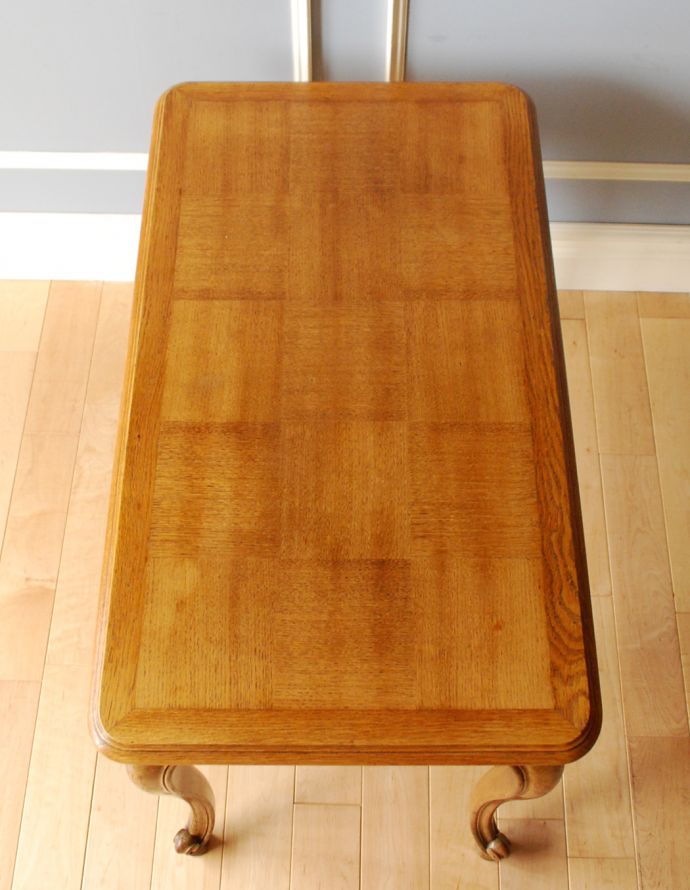 ロイドテーブル　アンティーク家具　エレガントなフランスのアンティーク家具、市松模様の天板がお洒落なコーヒーテーブル。天板もピカピカにお直ししています。(j-1731-f)