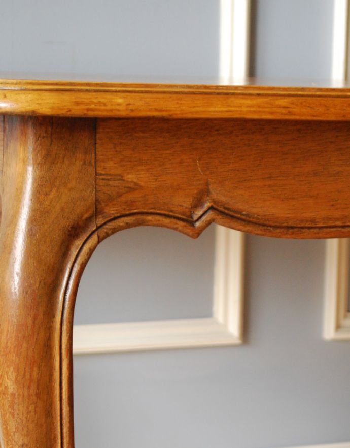 ロイドテーブル　アンティーク家具　エレガントなフランスのアンティーク家具、市松模様の天板がお洒落なコーヒーテーブル。幕板の繊細な装飾がポイントになっています。(j-1731-f)