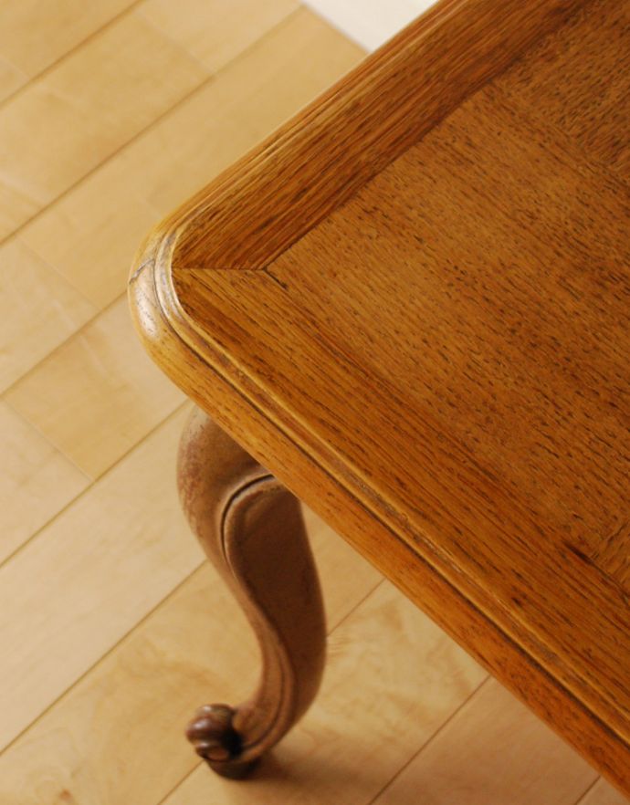 ロイドテーブル　アンティーク家具　エレガントなフランスのアンティーク家具、市松模様の天板がお洒落なコーヒーテーブル。角は丸く仕上げているので、小さいお子さんがいるご家庭でも安心です。(j-1731-f)