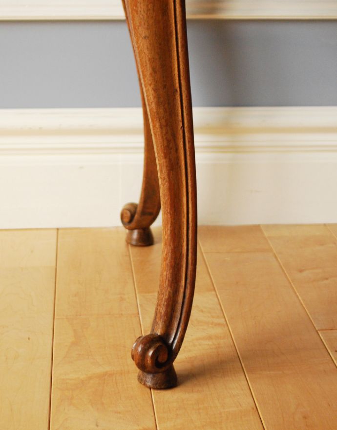 ロイドテーブル　アンティーク家具　エレガントなフランスのアンティーク家具、市松模様の天板がお洒落なコーヒーテーブル。美しい猫脚でしっかりテーブルを支えます。(j-1731-f)