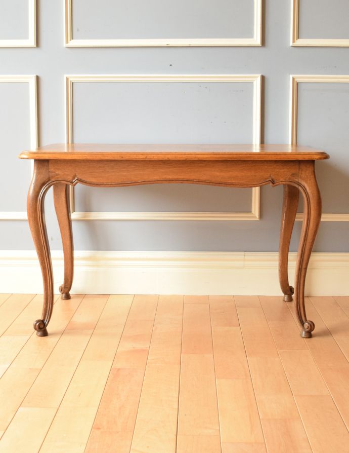 ロイドテーブル　アンティーク家具　エレガントなフランスのアンティーク家具、市松模様の天板がお洒落なコーヒーテーブル。アンティークは新品ではないので、経年変化によるキズはありますが、専門の職人によって目立たないようにキレイにお直しをしています。(j-1731-f)