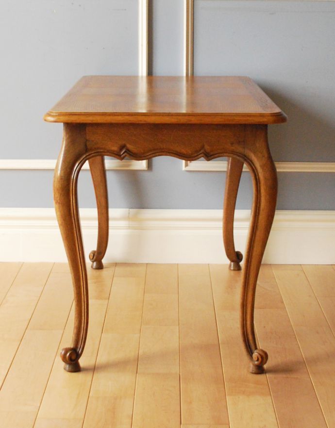 ロイドテーブル　アンティーク家具　エレガントなフランスのアンティーク家具、市松模様の天板がお洒落なコーヒーテーブル。脚の美しさが自慢のテーブル！猫脚が優雅なテーブルです。(j-1731-f)