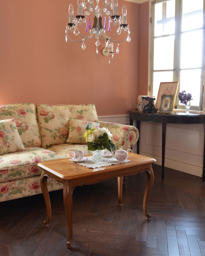 ロイドテーブル　アンティーク家具　エレガントなフランスのアンティーク家具、市松模様の天板がお洒落なコーヒーテーブル。やっぱり猫脚のテーブルはお部屋を華やかにしてくれます。(j-1731-f)