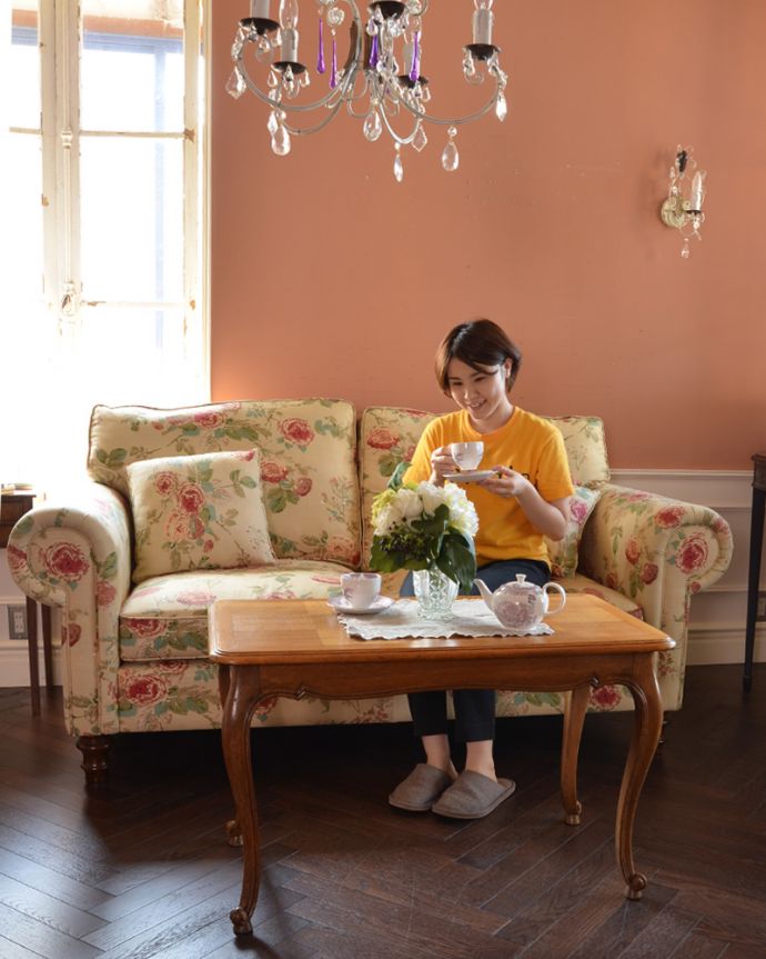 ロイドテーブル　アンティーク家具　エレガントなフランスのアンティーク家具、市松模様の天板がお洒落なコーヒーテーブル。ソファの前で使ってみませんか？お茶をする時間が、優雅になります。(j-1731-f)