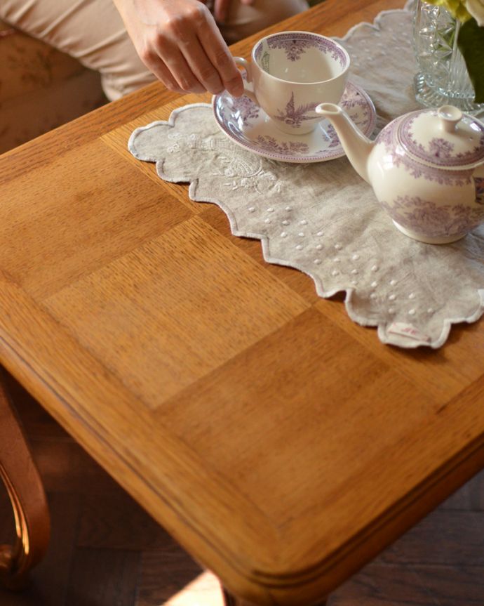 ロイドテーブル　アンティーク家具　エレガントなフランスのアンティーク家具、市松模様の天板がお洒落なコーヒーテーブル。天板の市松模様が一番のポイント。(j-1731-f)