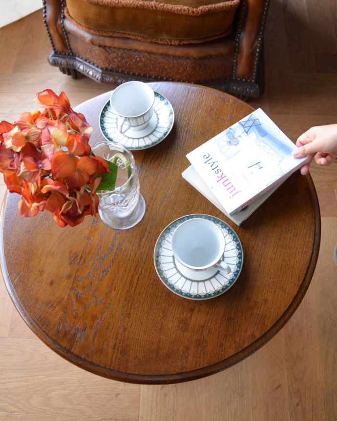 ロイドテーブル　アンティーク家具　英国スタイルのアンティーク家具、脚の彫りがキレイなオケージョナルテーブル。いろいろ乗せて使えるジャマにならない便利な大きさ。(j-1733-f)