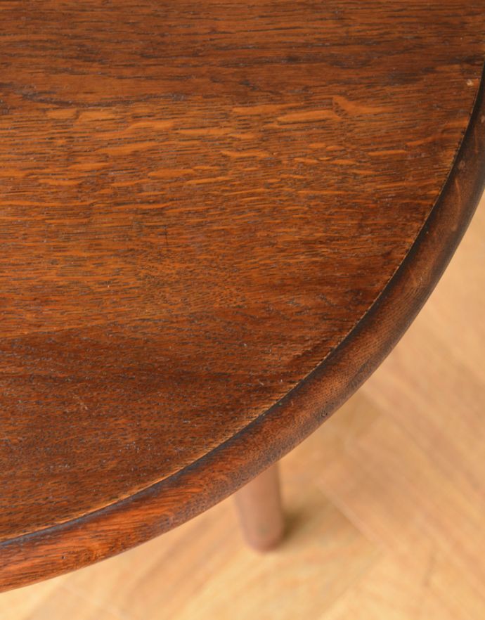 アンティークのテーブル　アンティーク家具　英国スタイルのアンティーク家具、コンパクトなオケージョナルテーブル。角は丸く仕上げているので、小さいお子さんがいるご家庭でも安心です。(j-1734-f)