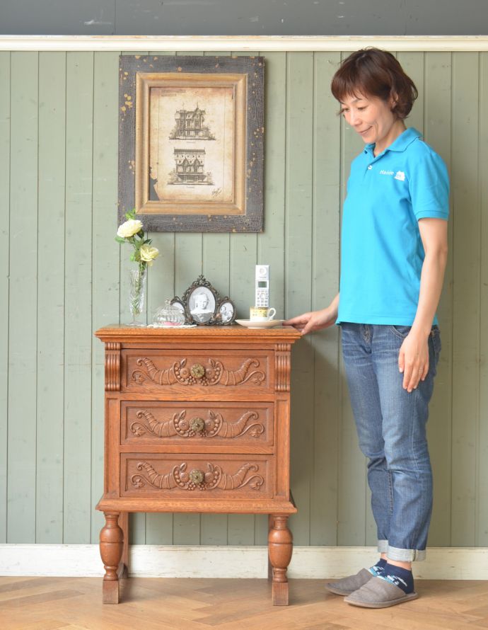 アンティークのチェスト アンティーク家具 南仏スタイルのキレイなアンティーク家具、取っ手も彫りも特別な3段フレンチチェスト。チェアの横に置けば、サイドテーブル代わりに。(j-1735-f)