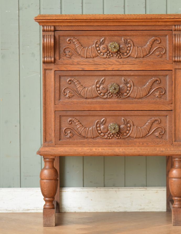 アンティークのチェスト アンティーク家具 南仏スタイルのキレイなアンティーク家具、取っ手も彫りも特別な3段フレンチチェスト。引き出しには美しい装飾。(j-1735-f)