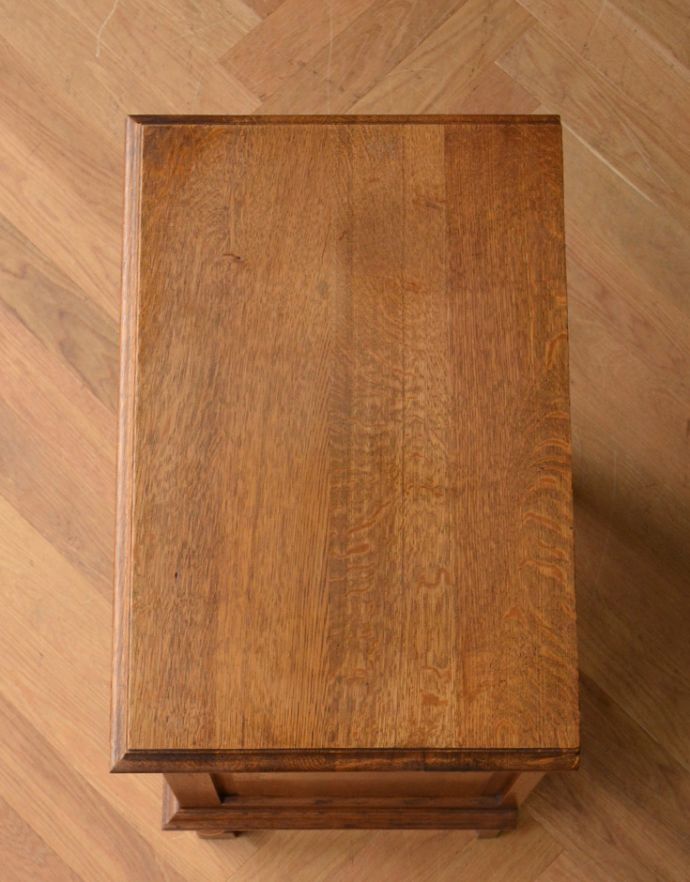 アンティークのチェスト アンティーク家具 南仏スタイルのキレイなアンティーク家具、取っ手も彫りも特別な3段フレンチチェスト。天板もキレイに仕上げました。(j-1735-f)