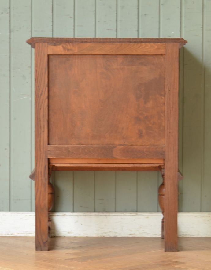 アンティークのチェスト アンティーク家具 南仏スタイルのキレイなアンティーク家具、取っ手も彫りも特別な3段フレンチチェスト。キチンとメンテナンスをしているので、裏もキレイな状態です。(j-1735-f)