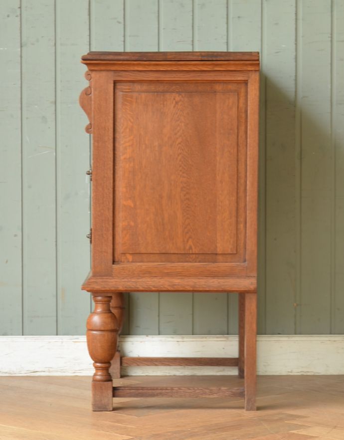 アンティークのチェスト アンティーク家具 南仏スタイルのキレイなアンティーク家具、取っ手も彫りも特別な3段フレンチチェスト。横から見てもステキです。(j-1735-f)