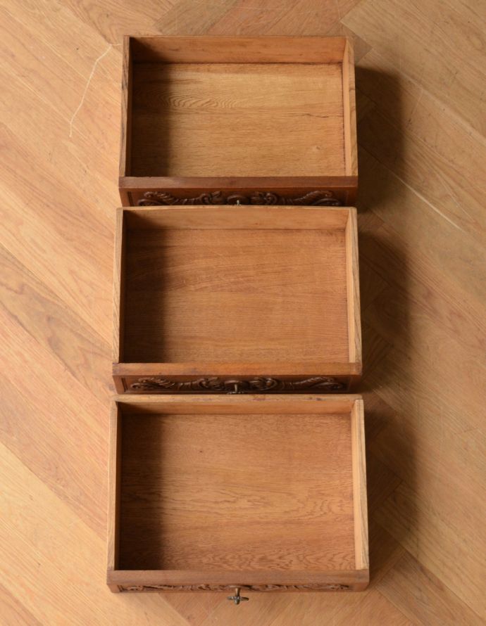 アンティークのチェスト アンティーク家具 南仏スタイルのキレイなアンティーク家具、取っ手も彫りも特別な3段フレンチチェスト。引き出しは3杯。(j-1735-f)