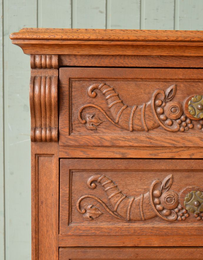 アンティークのチェスト アンティーク家具 南仏スタイルのキレイなアンティーク家具、取っ手も彫りも特別な3段フレンチチェスト。引き出しの前板には、このようなゴージャスな彫がそれぞれに刻まれています。(j-1735-f)