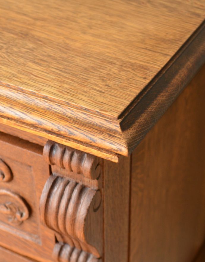 アンティークのチェスト アンティーク家具 南仏スタイルのキレイなアンティーク家具、取っ手も彫りも特別な3段フレンチチェスト。角まで美しく仕上げられています。(j-1735-f)