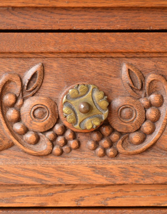 アンティークのチェスト アンティーク家具 南仏スタイルのキレイなアンティーク家具、取っ手も彫りも特別な3段フレンチチェスト。まわりの彫りになじむお花のような取っ手です。(j-1735-f)