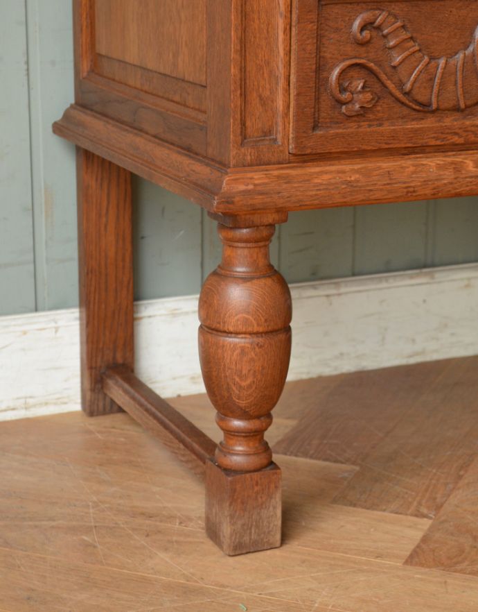 アンティークのチェスト アンティーク家具 南仏スタイルのキレイなアンティーク家具、取っ手も彫りも特別な3段フレンチチェスト。存在感のあるバルボス(パイナップルレッグ)が魅力的です。(j-1735-f)