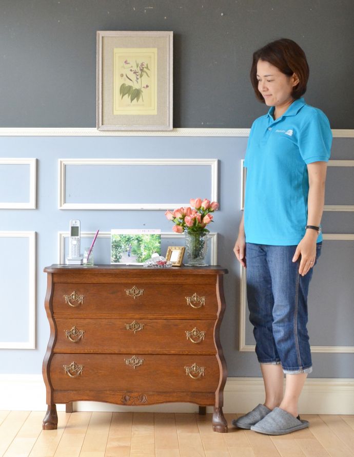 アンティークのチェスト　アンティーク家具　フランスの優雅なアンティーク家具、どこでも大活躍してくれるオーク材の３段チェスト（コモード）。高級感があって女性らしい優しい曲線。(j-1736-f)