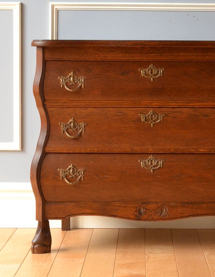 アンティークのチェスト　アンティーク家具　フランスの優雅なアンティーク家具、どこでも大活躍してくれるオーク材の３段チェスト（コモード）。リビングでは筆記用具、ティッシュボックス、など近くに置いておきたいものを収納しておけばとっても便利ですよ。(j-1736-f)