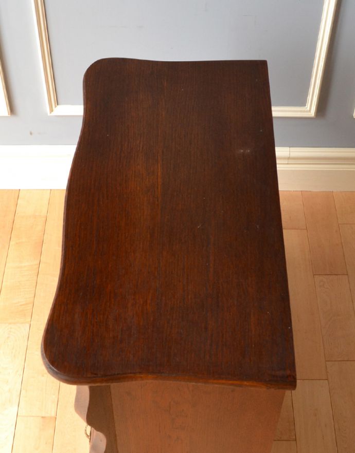 アンティークのチェスト　アンティーク家具　フランスの優雅なアンティーク家具、どこでも大活躍してくれるオーク材の３段チェスト（コモード）。天板も木目がとってもキレイです。(j-1736-f)