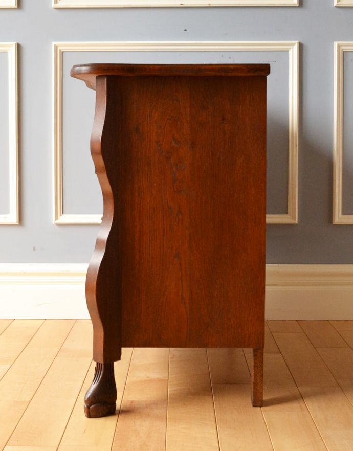 アンティークのチェスト　アンティーク家具　フランスの優雅なアンティーク家具、どこでも大活躍してくれるオーク材の３段チェスト（コモード）。前板が波打っています。(j-1736-f)