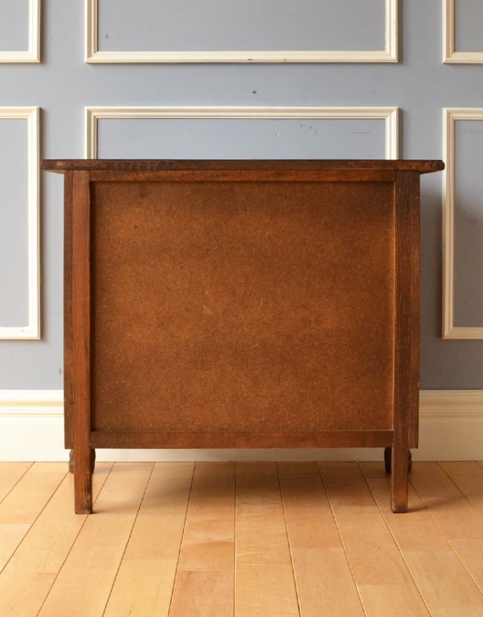 アンティークのチェスト　アンティーク家具　フランスの優雅なアンティーク家具、どこでも大活躍してくれるオーク材の３段チェスト（コモード）。きちんとメンテナンスしてあるので、裏側もキレイです。(j-1736-f)