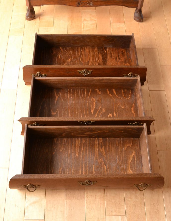 アンティークのチェスト　アンティーク家具　フランスの優雅なアンティーク家具、どこでも大活躍してくれるオーク材の３段チェスト（コモード）。引き出しは３杯。(j-1736-f)