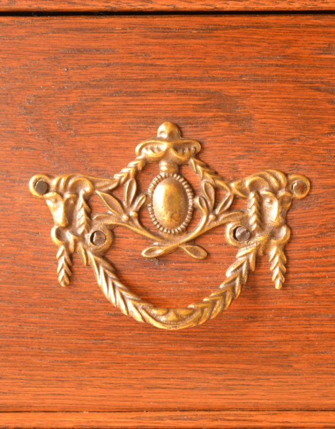 アンティークのチェスト　アンティーク家具　フランスの優雅なアンティーク家具、どこでも大活躍してくれるオーク材の３段チェスト（コモード）。エンブレムをモチーフにした優雅な取っ手。(j-1736-f)